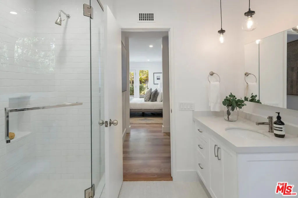 Santa Monica, California 90402, United States, 6 Bedrooms Bedrooms, ,4 BathroomsBathrooms,Residential,Active,3356