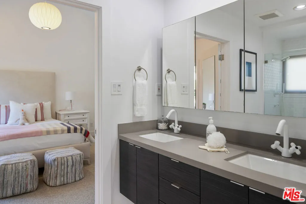 Santa Monica, California 90402, United States, 6 Bedrooms Bedrooms, ,4 BathroomsBathrooms,Residential,Active,3356