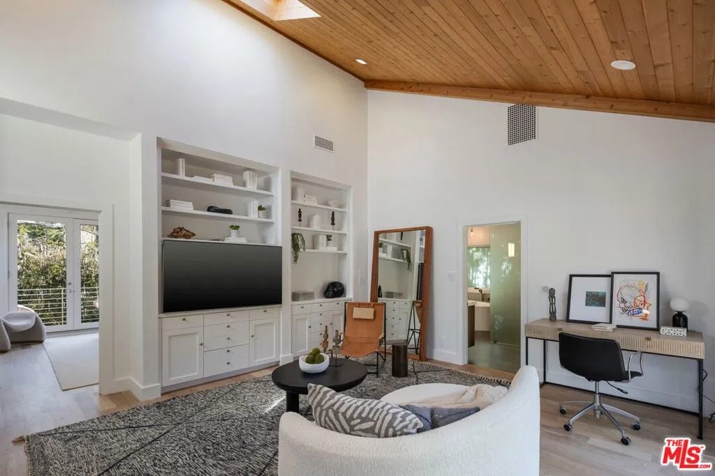 Santa Monica, California 90402, United States, 6 Bedrooms Bedrooms, ,4 BathroomsBathrooms,Residential,Active,3356