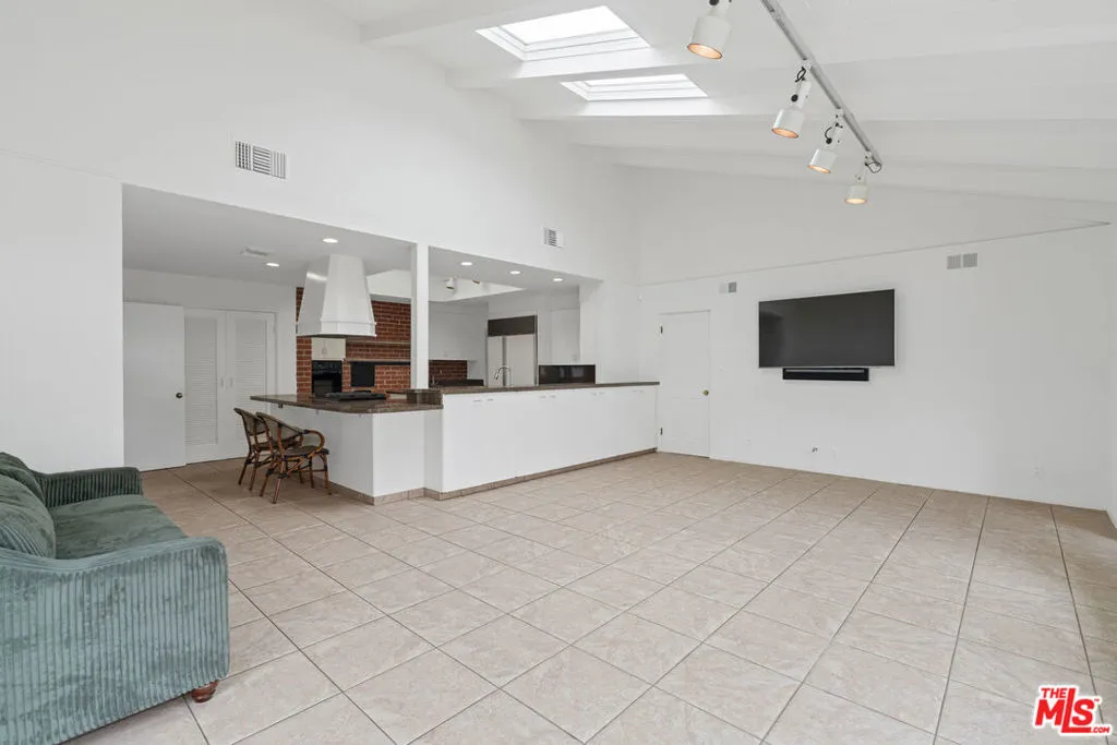 Pacific Palisades, California 90272, United States, 4 Bedrooms Bedrooms, ,3 BathroomsBathrooms,Residential,Active,90437