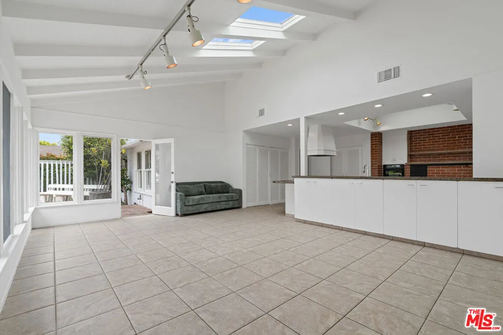 Pacific Palisades, California 90272, United States, 4 Bedrooms Bedrooms, ,3 BathroomsBathrooms,Residential,Active,90437
