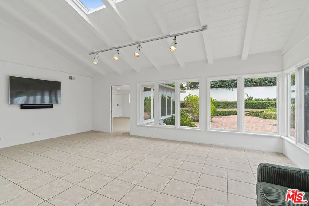 Pacific Palisades, California 90272, United States, 4 Bedrooms Bedrooms, ,3 BathroomsBathrooms,Residential,Active,90437