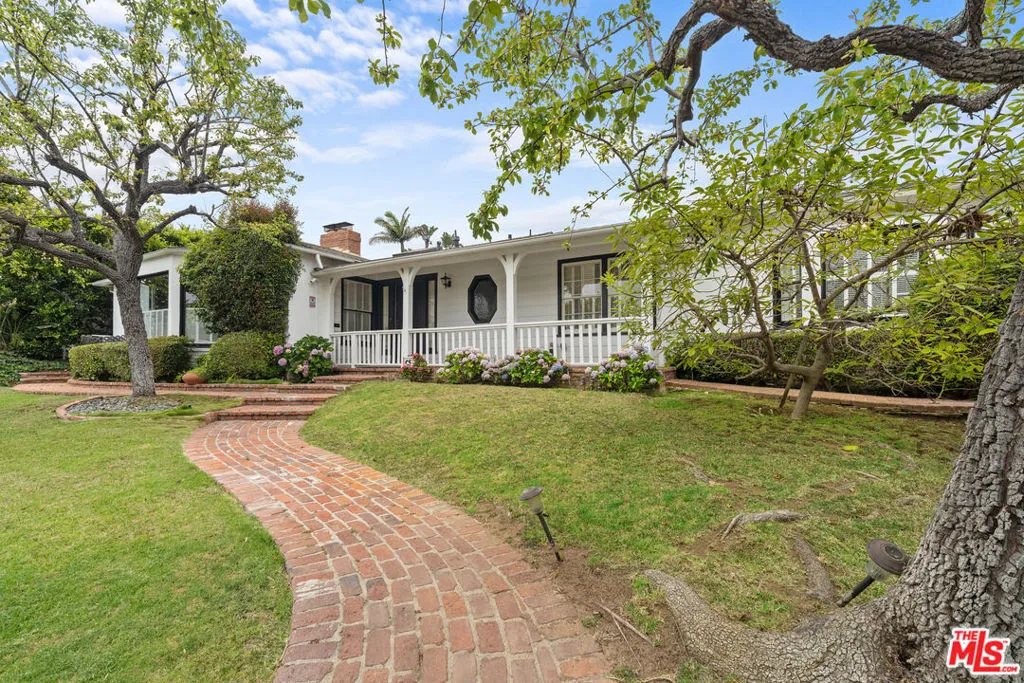 Pacific Palisades, California 90272, United States, 4 Bedrooms Bedrooms, ,3 BathroomsBathrooms,Residential,Active,90437