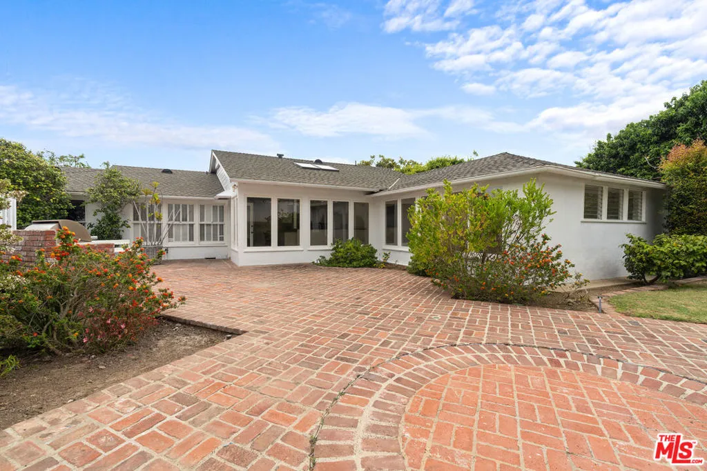 Pacific Palisades, California 90272, United States, 4 Bedrooms Bedrooms, ,3 BathroomsBathrooms,Residential,Active,90437