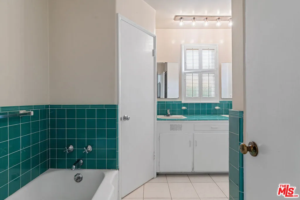 Pacific Palisades, California 90272, United States, 4 Bedrooms Bedrooms, ,3 BathroomsBathrooms,Residential,Active,90437