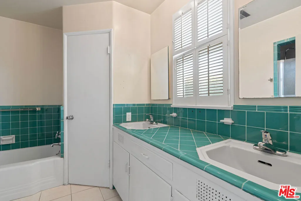 Pacific Palisades, California 90272, United States, 4 Bedrooms Bedrooms, ,3 BathroomsBathrooms,Residential,Active,90437