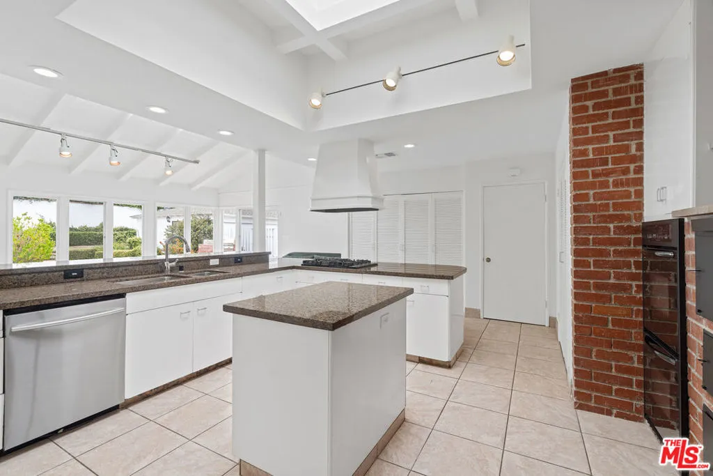 Pacific Palisades, California 90272, United States, 4 Bedrooms Bedrooms, ,3 BathroomsBathrooms,Residential,Active,90437