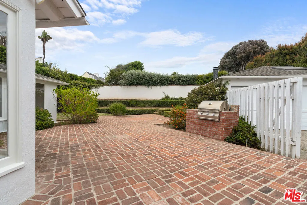 Pacific Palisades, California 90272, United States, 4 Bedrooms Bedrooms, ,3 BathroomsBathrooms,Residential,Active,90437