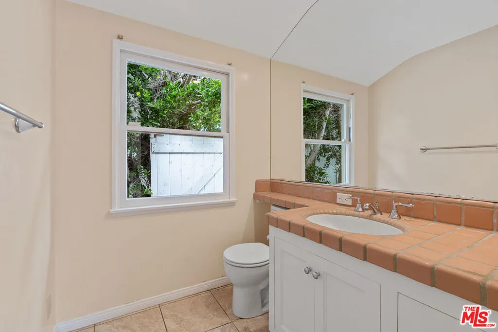 Pacific Palisades, California 90272, United States, 4 Bedrooms Bedrooms, ,3 BathroomsBathrooms,Residential,Active,90437