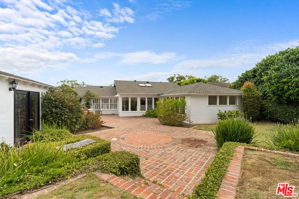 Pacific Palisades, California 90272, United States, 4 Bedrooms Bedrooms, ,3 BathroomsBathrooms,Residential,Active,90437