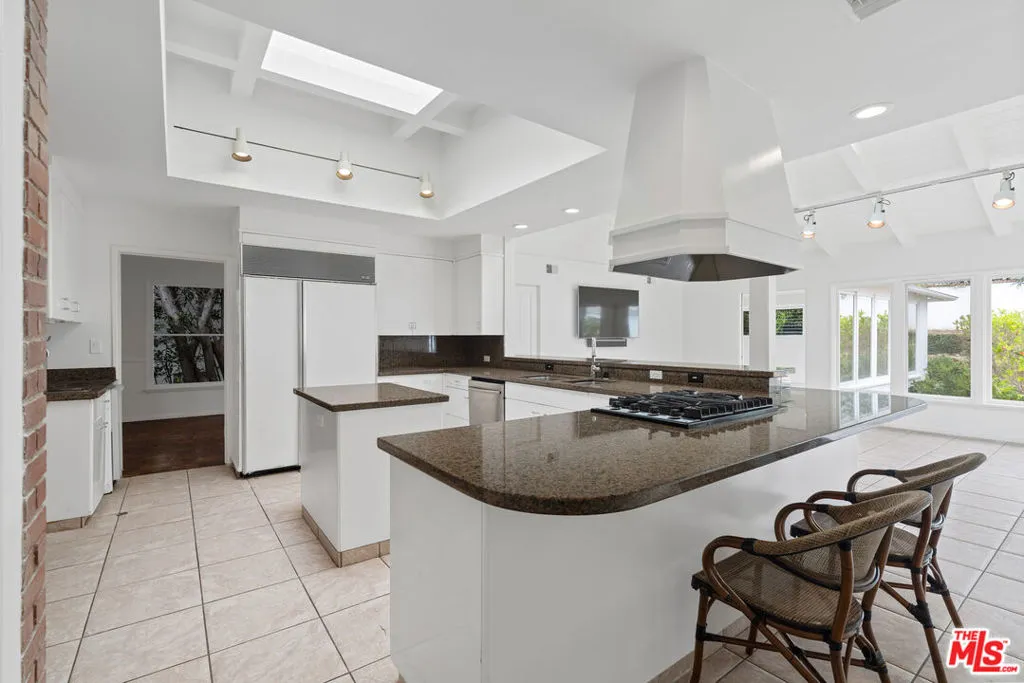 Pacific Palisades, California 90272, United States, 4 Bedrooms Bedrooms, ,3 BathroomsBathrooms,Residential,Active,90437