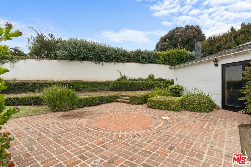 Pacific Palisades, California 90272, United States, 4 Bedrooms Bedrooms, ,3 BathroomsBathrooms,Residential,Active,90437