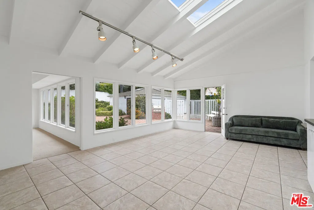 Pacific Palisades, California 90272, United States, 4 Bedrooms Bedrooms, ,3 BathroomsBathrooms,Residential,Active,90437