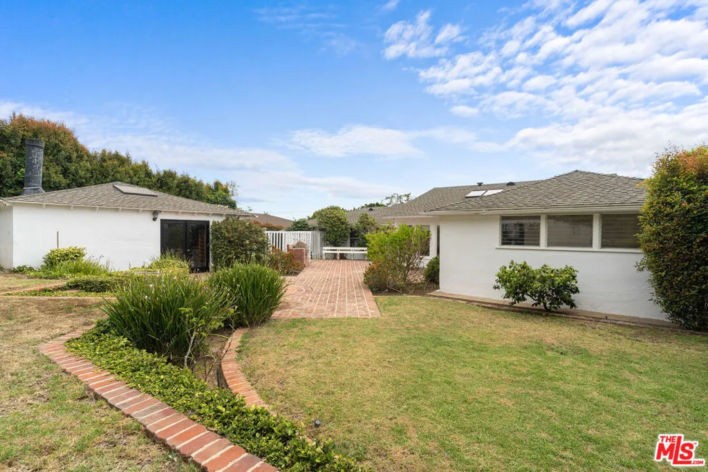 Pacific Palisades, California 90272, United States, 4 Bedrooms Bedrooms, ,3 BathroomsBathrooms,Residential,Active,90437