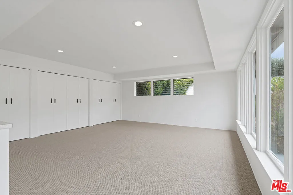 Pacific Palisades, California 90272, United States, 4 Bedrooms Bedrooms, ,3 BathroomsBathrooms,Residential,Active,90437