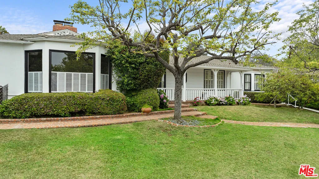 Pacific Palisades, California 90272, United States, 4 Bedrooms Bedrooms, ,3 BathroomsBathrooms,Residential,Active,90437