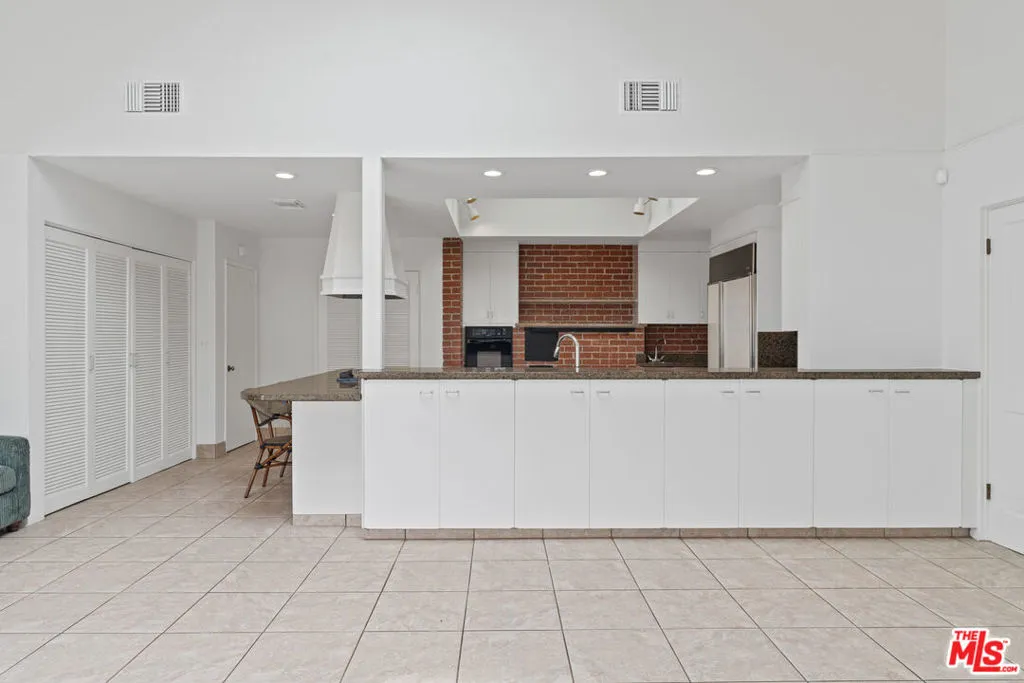 Pacific Palisades, California 90272, United States, 4 Bedrooms Bedrooms, ,3 BathroomsBathrooms,Residential,Active,90437