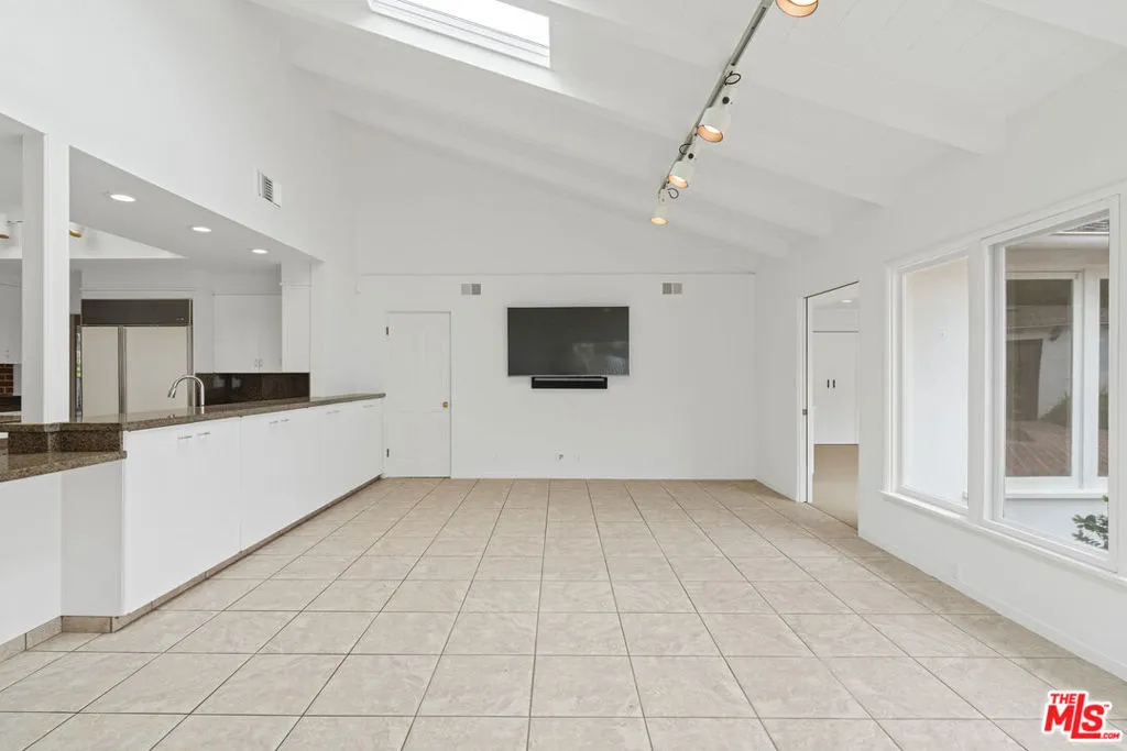 Pacific Palisades, California 90272, United States, 4 Bedrooms Bedrooms, ,3 BathroomsBathrooms,Residential,Active,90437