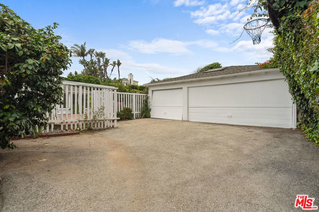 Pacific Palisades, California 90272, United States, 4 Bedrooms Bedrooms, ,3 BathroomsBathrooms,Residential,Active,90437