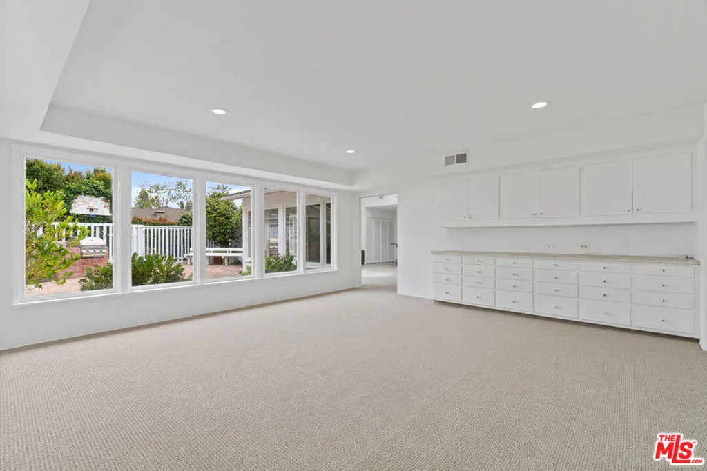 Pacific Palisades, California 90272, United States, 4 Bedrooms Bedrooms, ,3 BathroomsBathrooms,Residential,Active,90437