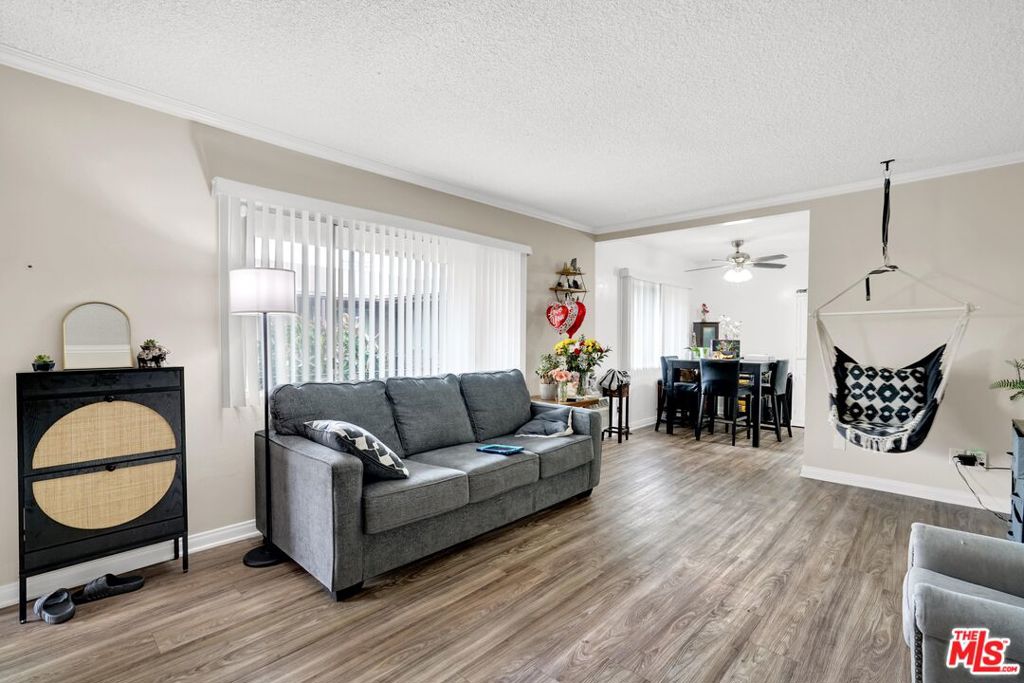 Properties 2 6225 Reseda Boulevard