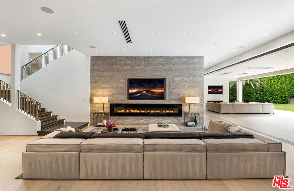 Properties 2 901 Oxford Way