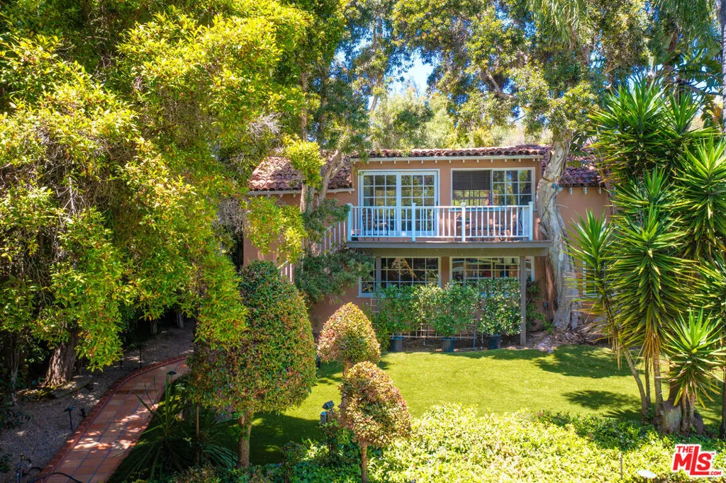 Pacific Palisades, California 90272, United States, 8 Bedrooms Bedrooms, ,8 BathroomsBathrooms,Residential,Active,94217