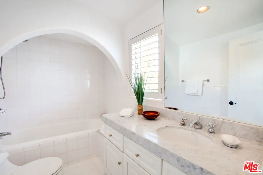 Pacific Palisades, California 90272, United States, 8 Bedrooms Bedrooms, ,8 BathroomsBathrooms,Residential,Active,94217