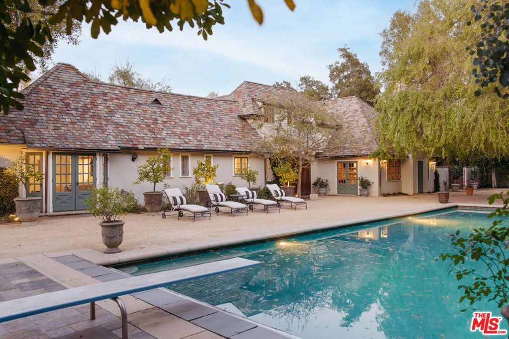 Properties 1 4750 Encino Avenue