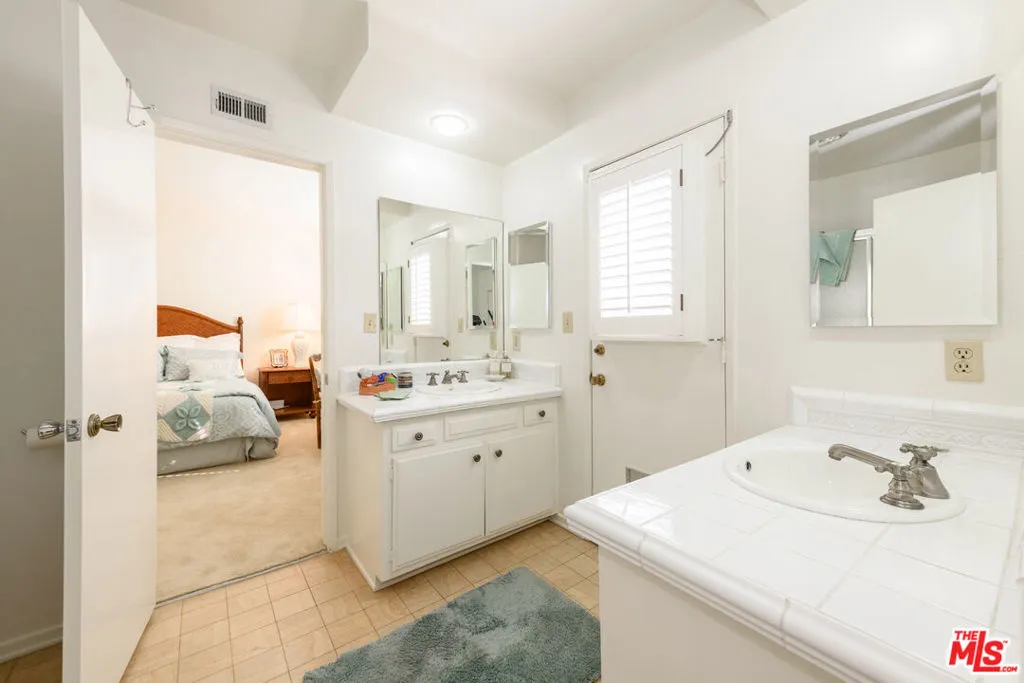 Encino, California 91436, United States, 4 Bedrooms Bedrooms, ,3 BathroomsBathrooms,Residential,Pending,1562