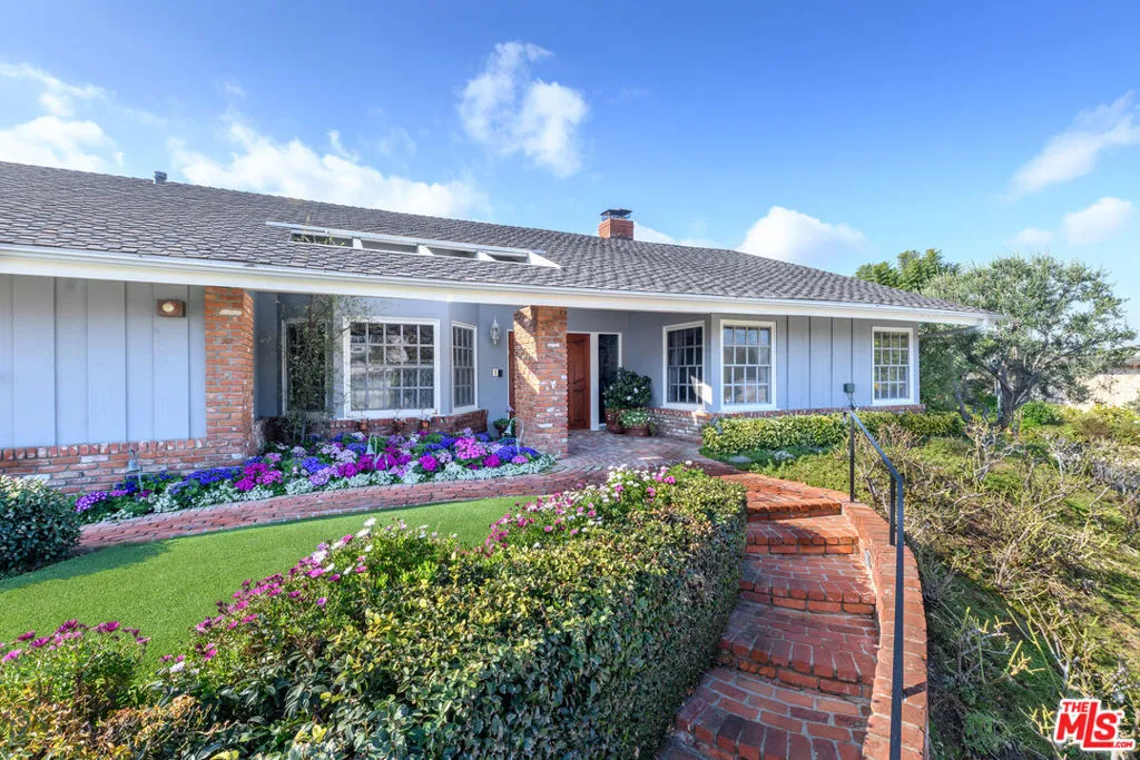 Encino, California 91436, United States, 4 Bedrooms Bedrooms, ,3 BathroomsBathrooms,Residential,Pending,1562