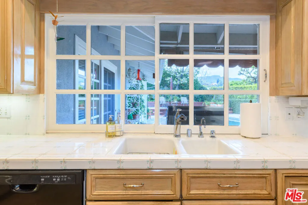 Encino, California 91436, United States, 4 Bedrooms Bedrooms, ,3 BathroomsBathrooms,Residential,Pending,1562