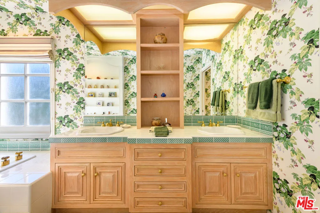 Encino, California 91436, United States, 4 Bedrooms Bedrooms, ,3 BathroomsBathrooms,Residential,Pending,1562