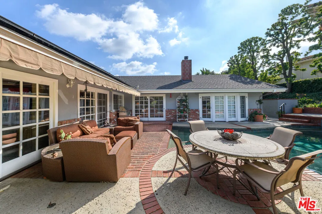 Encino, California 91436, United States, 4 Bedrooms Bedrooms, ,3 BathroomsBathrooms,Residential,Pending,1562