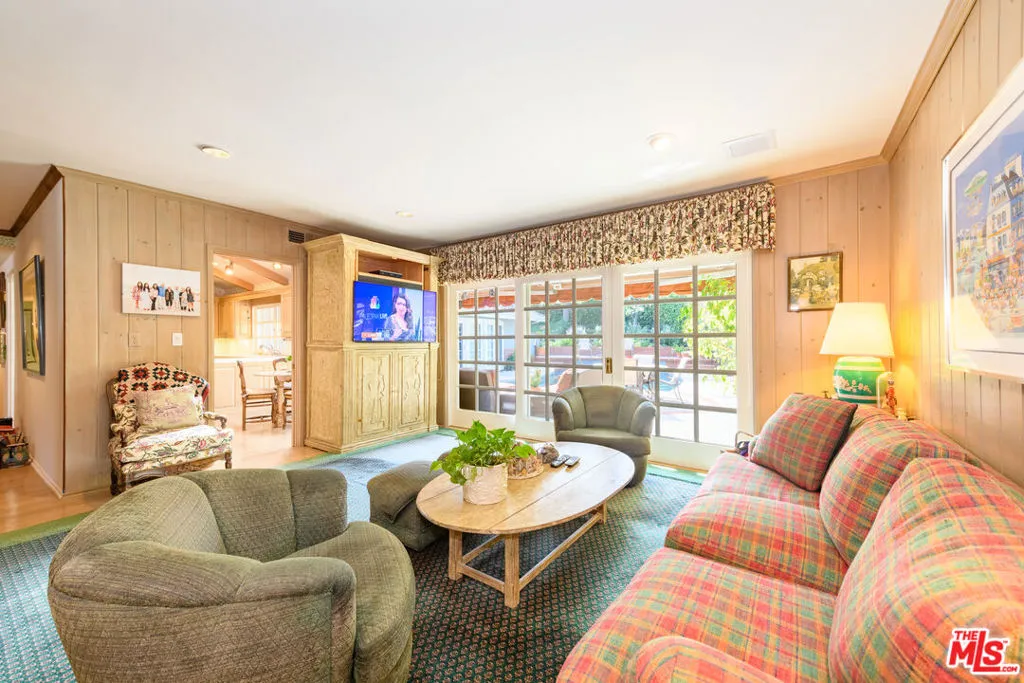 Encino, California 91436, United States, 4 Bedrooms Bedrooms, ,3 BathroomsBathrooms,Residential,Pending,1562