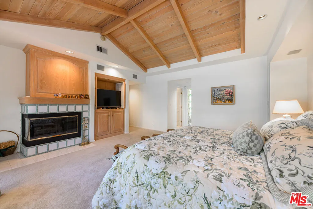 Encino, California 91436, United States, 4 Bedrooms Bedrooms, ,3 BathroomsBathrooms,Residential,Pending,1562