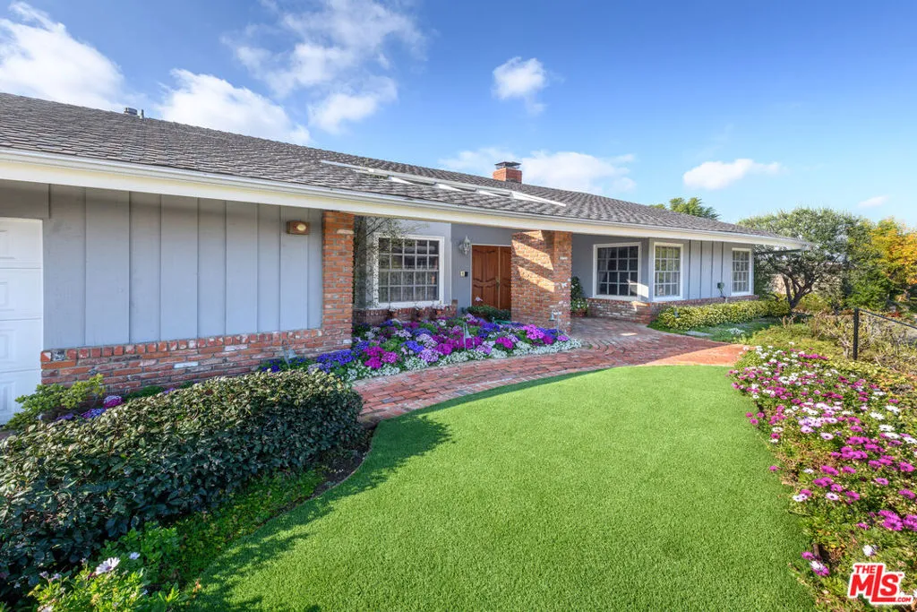 Encino, California 91436, United States, 4 Bedrooms Bedrooms, ,3 BathroomsBathrooms,Residential,Pending,1562