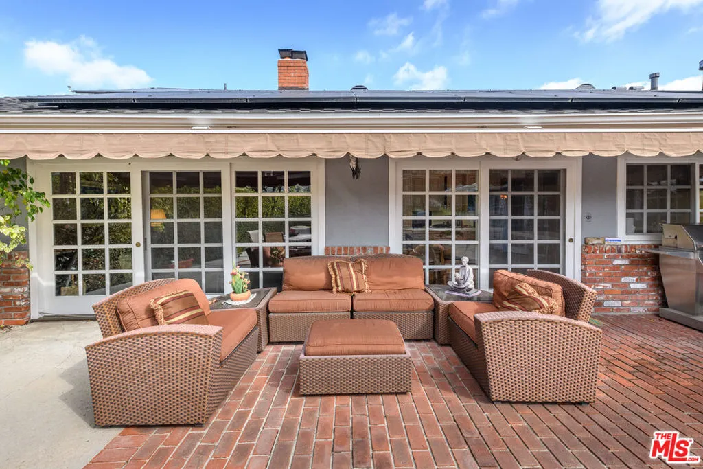 Encino, California 91436, United States, 4 Bedrooms Bedrooms, ,3 BathroomsBathrooms,Residential,Pending,1562