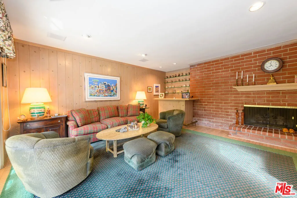 Encino, California 91436, United States, 4 Bedrooms Bedrooms, ,3 BathroomsBathrooms,Residential,Pending,1562