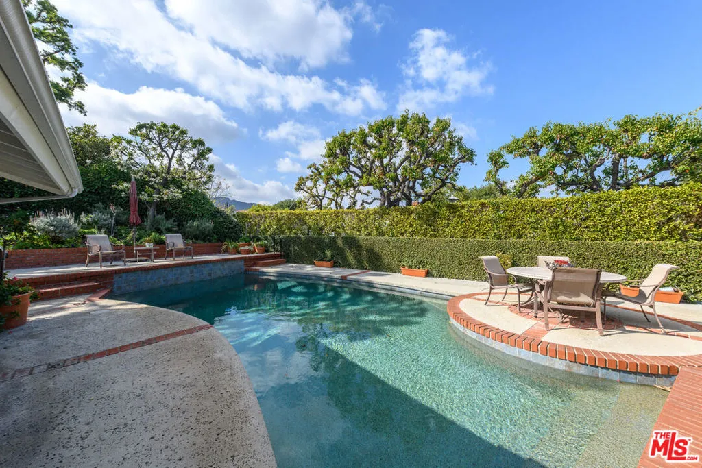 Encino, California 91436, United States, 4 Bedrooms Bedrooms, ,3 BathroomsBathrooms,Residential,Pending,1562