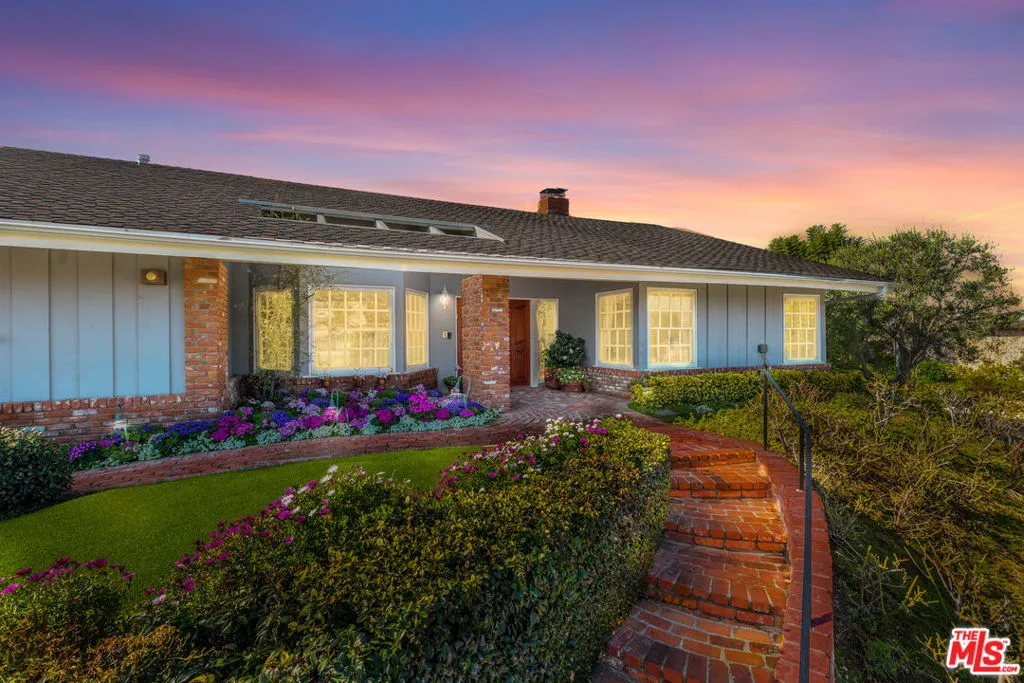 Encino, California 91436, United States, 4 Bedrooms Bedrooms, ,3 BathroomsBathrooms,Residential,Pending,1562