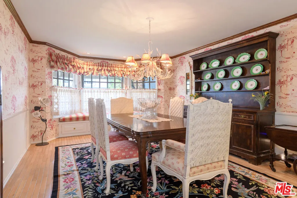 Encino, California 91436, United States, 4 Bedrooms Bedrooms, ,3 BathroomsBathrooms,Residential,Pending,1562