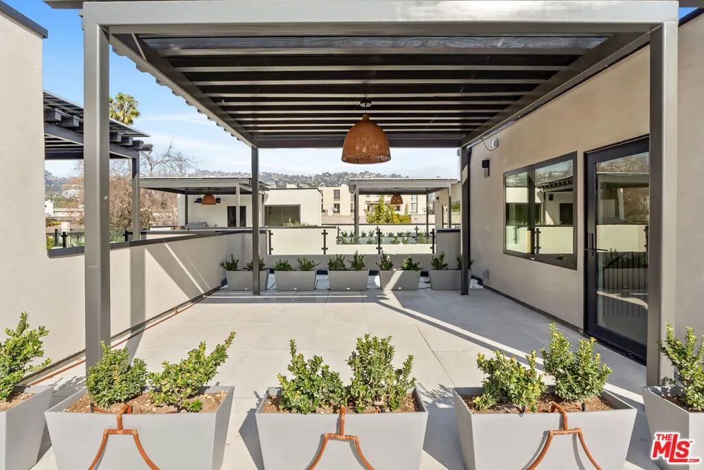 West Hollywood, California 90069, United States, 2 Bedrooms Bedrooms, ,3 BathroomsBathrooms,Residential,Active,9616