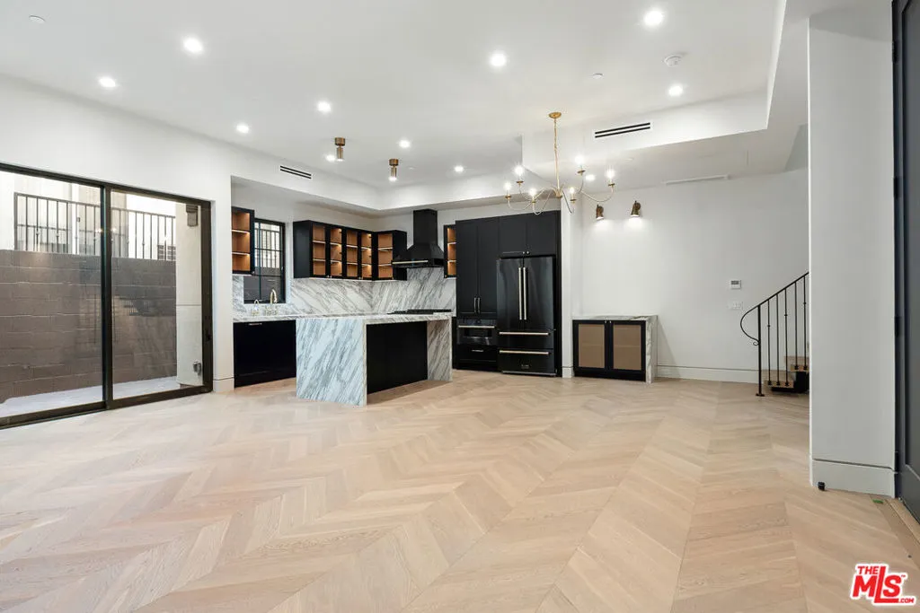 West Hollywood, California 90069, United States, 2 Bedrooms Bedrooms, ,3 BathroomsBathrooms,Residential,Active,9616