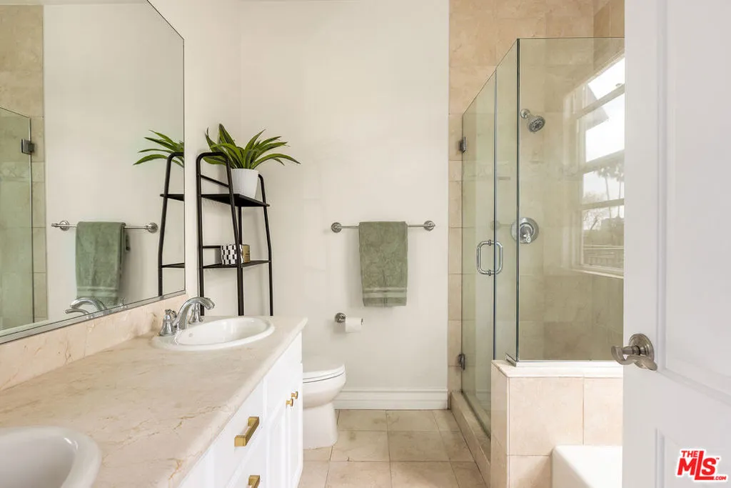 Los Angeles, California 90064, United States, 3 Bedrooms Bedrooms, ,3 BathroomsBathrooms,Residential,Active,33898