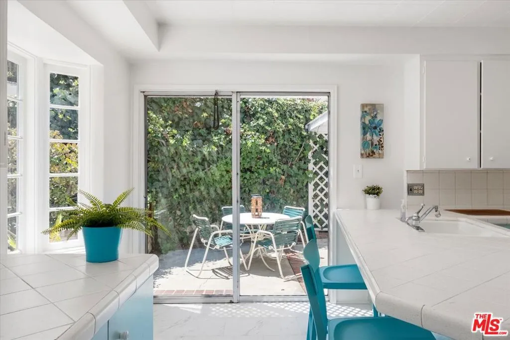 Los Angeles, California 90068, United States, 3 Bedrooms Bedrooms, ,3 BathroomsBathrooms,Residential,Pending,7450