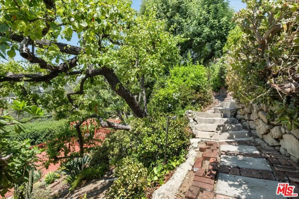 Los Angeles, California 90068, United States, 3 Bedrooms Bedrooms, ,3 BathroomsBathrooms,Residential,Pending,7450