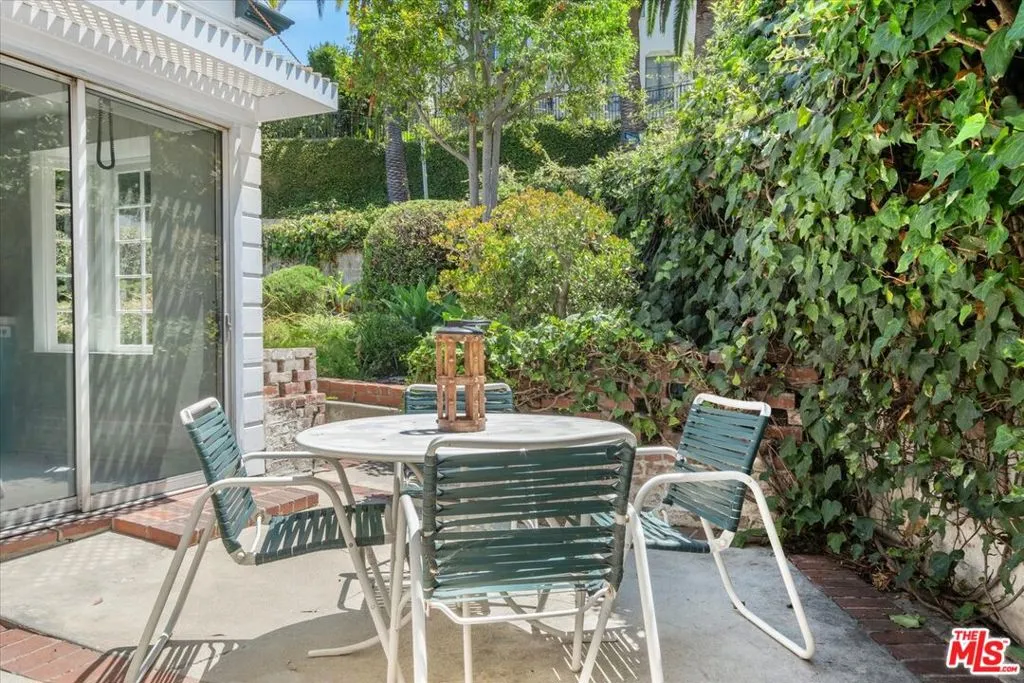 Los Angeles, California 90068, United States, 3 Bedrooms Bedrooms, ,3 BathroomsBathrooms,Residential,Pending,7450