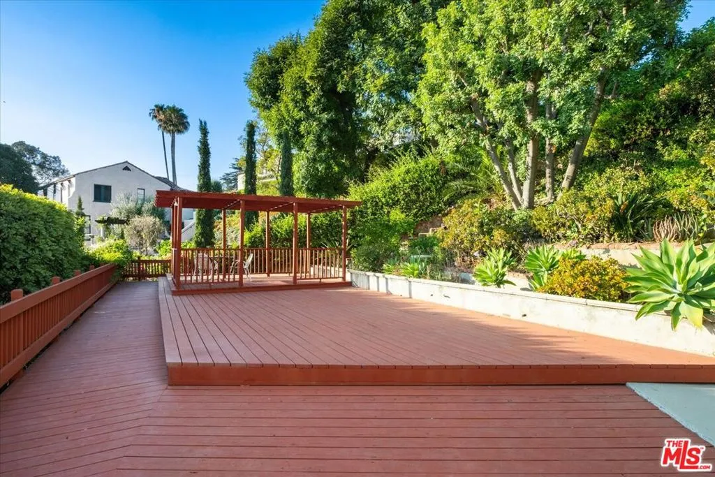 Los Angeles, California 90068, United States, 3 Bedrooms Bedrooms, ,3 BathroomsBathrooms,Residential,Pending,7450