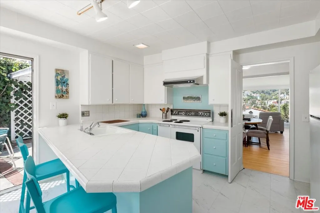 Los Angeles, California 90068, United States, 3 Bedrooms Bedrooms, ,3 BathroomsBathrooms,Residential,Pending,7450